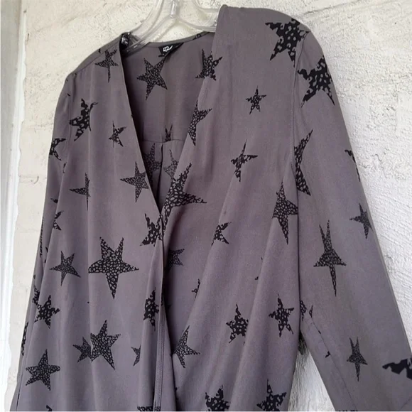 Rails Hillary Charcoal Cheetah
Stars Faux Wrap Pullover Blouse
Size Small - Picture 8 of 13